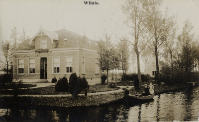 15359 Gezicht op de voor- en rechtergevel van een herenhuis met omringende tuin te Wilnis.N.B. De gemeente Wilnis is ...